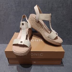 Vionic Calera Women's Leather Cream US 9.5 M Comfort Wedge Sandal